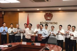 Lễ ký bàn giao nhiệm vụ xử lý 12 dự án chậm tiến độ, kém hiệu quả sang Ủy ban Quản lý vốn nhà nước tại doanh nghiệp. (Ảnh: Đức Duy/Vietnam+)