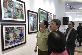 Triển lãm ảnh về hàng thật - hàng giả. (Ảnh: Đức Duy/Vietnam+)