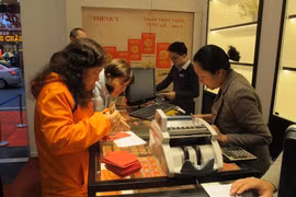 Khách hàng đang giao dịch vàng miếng. (Ảnh: Đức Duy/Vietnam+)