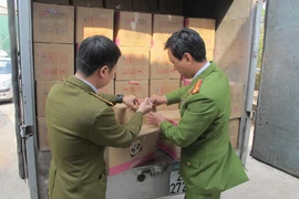 Lực lượng chức năng của Hà Nội đã xử lý 130 vụ vi phạm An toàn vệ sinh thực phẩm trong 9 tháng. (Ảnh: Đức Duy/Vietnam+)