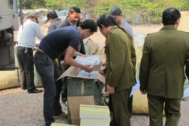 Lực lương Quản lý thị trường tăng cường kiểm tra, kiểm soát địa bàn, đấu tranh chống buôn lậu và gian lận thương mại. (Ảnh minh họa. Nguồn: Đức Duy/Vietnam+)