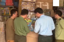 Lực lượng chức năng tạm giữ đồ chơi lắp ghép hình bản đồ vi phạm chủ quyền biển đảo của Việt Nam. (Ảnh: PV/Vietnam+)