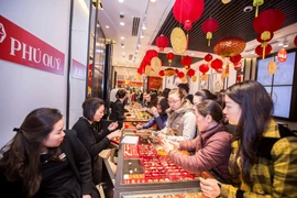 Khách hàng giao dịch vàng miếng. (Ảnh: Đức Duy/Vietnam+)