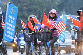Người dân chuẩn bị cờ hoa đón chờ Chủ tịch Kim Jong-un đến Hà Nội. (Ảnh: Minh Sơn/Vietnam+) 