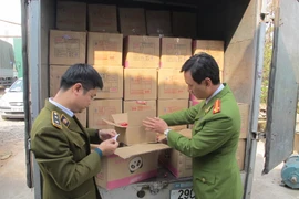 Lực lượng liên ngành phối hợp kiểm tra, kiểm soát thị trường. (Ảnh: Đức Duy/Vietnam+)