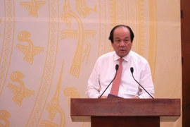 Bộ trưởng Chủ nhiệm Văn phòng Chính phủ Mai Tiến Dũng chủ trì phiên họp báo. (Ảnh: PV/Vietnam+)