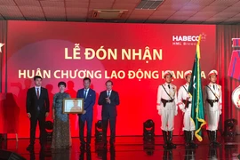 Nhà máy Bia Hà Nội - Mê Linh vinh dự đón Huân chương lao động hạng 3 do Chủ tịch nước trao tặng. (Ảnh: Đức Duy/Vietnam+)