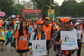 Diễu hành trên phố đi bộ Hồ Hoàn Kiếm hưởng ứng ngày Quyền của người tiêu dùng. (Ảnh: Đức Duy/Vietnam+)