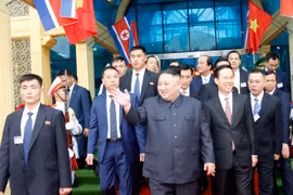 Chủ tịch Triều Tiên Kim Jong-un vẫy tay chào quần chúng nhân dân tỉnh Lạng Sơn ra đón đoàn tại ga Đồng Đăng (Ảnh: TTXVN)