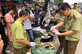 Đội Quản lý thị trường số 1 đang kiểm tra hàng hóa vi phạm. (Ảnh: Đức Duy/Vietnam+)