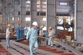 Bộ trưởng Trần Tuấn Anh lưu ý khi xây dựng chính sách mới đối với công nghiệp ưu tiên để thu hút đầu tư các dự án quy mô lớn, có gắn với chuyển giao và làm chủ công nghệ. (Ảnh: Đức Duy/Vietnam+)