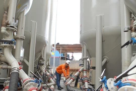 Kỹ sư DMC vận hành căn cứ cung ứng dịch vụ tại Vũng Tàu. (Ảnh: Đức Duy/Vietnam+)
