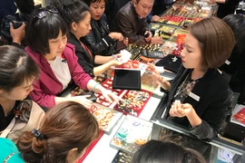 Nhiều cửa hàng lớn, giao dịch tăng gấp 5-6 lần so với ngày bình thường. (Ảnh: Đức Duy/Vietnam+)