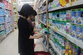 Trong 4 tháng, cả nước đã bỏ ra 348 triệu USD để nhập khẩu sữa và sản phẩm từ sữa. (Ảnh: PV/Vietnam+)