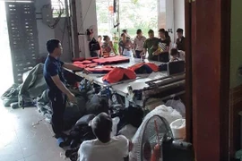 Lực lượng liên ngành kiểm tra phát hiện nhiều quần áo có dấu hiệu giả mạo các thương hiệu nổi tiếng. (Ảnh: dms.gov.vn)