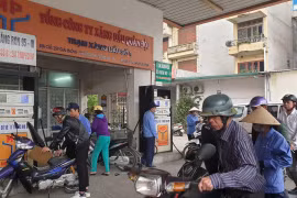 Khách hàng đang mua xăng tại Hà Nội. (Ảnh: Đức Duy/Vietnam+)