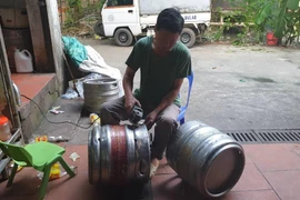 Nhân viên tại đây đang mài bỏ các tên thương hiệu khác trên các vỏ keng, vỏ bom bia. (Ảnh: dms.gov.vn)