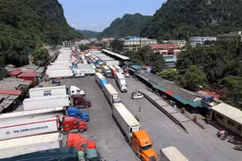 Xe chở hàng hóa xuất khẩu tại cửa khẩu Tân Thanh. (Ảnh: Phạm Hậu/TTXVN)