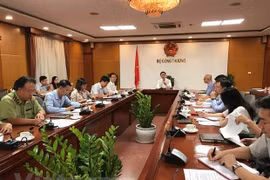 Bộ trưởng Bộ Công Thương Trần Tuấn Anh chủ trì họp với một số đơn vị chức năng. (Ảnh: Đức Duy/Vietnam+)