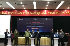 Các đại biểu bấm nút khai trương Hệ thống quản lý và giải quyết khiếu nại, tranh chấp trực tuyến trong thương mại điện tử. (Ảnh: Đức Duy/Vietnam+)