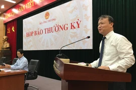 Thứ trưởng Đỗ Thắng Hải chủ trì họp báo. (Ảnh: Đức Duy/Vietnam+)