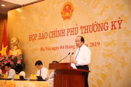 Bộ trưởng Mai Tiến Dũng phát biểu tại phiên họp báo Chính phủ.(Ảnh: PV/Vietnam+)