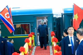 Chủ tịch Triều Tiên Kim Jong-un xuống tàu hỏa tại ga Đồng Đăng lúc 8 giờ 20 phút. (Ảnh: Nhan Sáng/TTXVN)