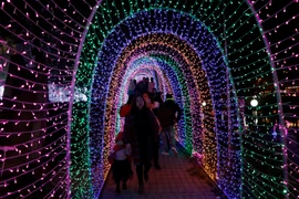 Con đường ánh sáng mê hoặc các bạn trẻ. (Ảnh: Việt Dũng/TTXVN)