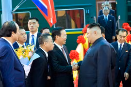 Đồng chí Võ Văn Thưởng, Ủy viên Bộ Chính trị, Bí thư Trung ương Đảng, Trưởng ban Tuyên giáo Trung ương; Bộ trưởng, Chủ nhiệm Văn phòng Chính phủ Mai Tiến Dũng, Thứ trưởng Bộ Ngoại giao Lê Hoài Trung đón Chủ tịch Kim Jong-un và đoàn Triều Tiên tại ga Đồng 
