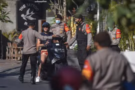 Cảnh sát kiểm tra các phương tiện để phòng dịch COVID-19 tại Bali, Indonesia, ngày 19/7/2021. (Ảnh: THX/TTXVN)