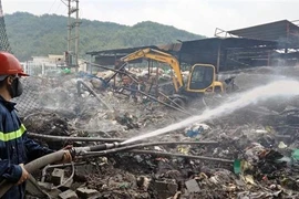 Cán bộ chiến sỹ chữa cháy thành phố Hải Phòng khống chế không để lửa cháy lan. (Ảnh: TTXVN phát)