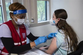 Người dân được tiêm vaccine ngừa COVID-19 tại Fairfax, bang Virginia, Mỹ ngày 13/5/2021. (Ảnh: AFP/TTXVN)