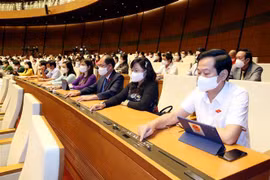 Đại biểu Quốc hội biểu quyết thông qua Nghị quyết về Chương trình xây dựng luật, pháp lệnh năm 2022, điều chỉnh Chương trình xây dựng luật, pháp lệnh năm 2021. (Ảnh: Phạm Kiên/TTXVN)