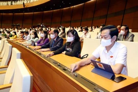 Đại biểu Quốc hội biểu quyết thông qua Nghị quyết về Chương trình xây dựng luật, pháp lệnh năm 2022, điều chỉnh Chương trình xây dựng luật, pháp lệnh năm 2021. (Ảnh: Phạm Kiên/TTXVN)