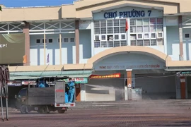 Các chợ truyền thống trên địa bàn thành phố Tuy Hòa được phun khử khuẩn. (Ảnh: Phạm Cường/TTXVN)