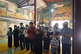 Các đại biểu dâng hương, hoa tưởng niệm các Anh hùng liệt sỹ hy sinh vì nền độc lập tự do của người dân hai nước Việt Nam - Lào tại chùa Phật Tích ở thành phố Luang Prabang. (Ảnh: TTXVN/phát)