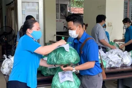 Liên đoàn Lao động quận Gò Vấp trao quà cho người lao động nơi tuyến đầu. (Ảnh: Thanh Vũ/TTXVN)