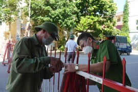 Lực lượng chức năng lập chốt kiểm soát dịch COVID-19 tại khu vực trường Cao đẳng Sư phạm, thành phố Bắc Ninh. (Ảnh: Thanh Thương/TTXVN)