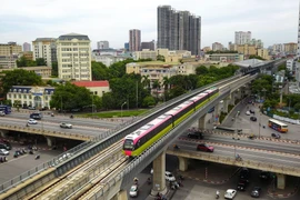 Đoàn tàu chạy dọc tuyến đường Xuân Thủy. (Ảnh: Thành Đạt/TTXVN)