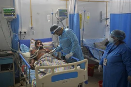 Nhân viên y tế điều trị cho bệnh nhân COVID-19 tại bệnh viện ở ngoại ô Siliguri, bang Tây Bengal, Ấn Độ ngày 1/6/2021. (Ảnh: AFP/TTXVN)