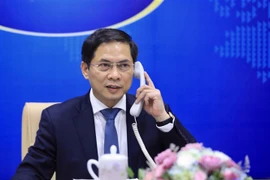 Bộ trưởng Ngoại giao Bùi Thanh Sơn điện đàm với Bộ trưởng châu Âu và Ngoại giao Pháp Jean Yves Le Drian. (Ảnh: Lâm Khánh/TTXVN)