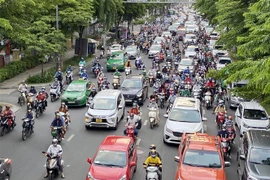 Các phương tiện tại đường Hoàng Văn Thụ, cửa ngõ ra vào sân bay Tân Sơn Nhất. (Ảnh: Tiến Lực/TTXVN)