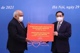 Tại buổi tiếp, Thủ tướng Phạm Minh Chính trao tặng 10.000 tấn gạo của Đảng, Nhà nước và nhân dân Việt Nam tới Đảng, Nhà nước và nhân dân Cuba qua Đại sứ Cuba Orlando Nicolás Hernández Guillén. (Ảnh: Dương Giang/TTXVN)