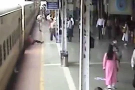 Thót tim trước cảnh hai người đàn ông suýt chết vì bị cuốn vào tàu hỏa