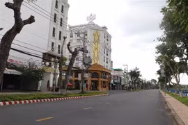 Đường Tôn Đức Thắng, thành phố Cao Lãnh vắng bóng người thực hiện nghiêm giãn cách xã hội. (Ảnh: Nguyễn Văn Trí/TTXVN)