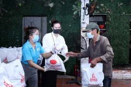 Người dân nghèo nhận nhu yếu phẩm, lương thực. (Ảnh: Xuân Khu/TTXVN)