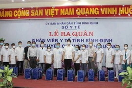 Lãnh đạo tỉnh Bình Định động viên, tiễn 2 đoàn công tác tỉnh Bình Định tham gia chống dịch tại Thành phố Hồ Chí Minh và Bình Dương. (Ảnh: TTXVN phát)