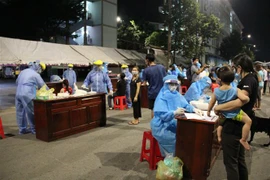 Lấy mẫu xét nghiệm COVID-19 cho người dân Bình Dương. (Ảnh: Văn Hướng/TTXVN)