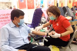 Người dân Thành phố Hồ Chí Minh tham gia hiến máu tình nguyện trong sáng 23/1. (Ảnh: Đinh Hằng/TTXVN)