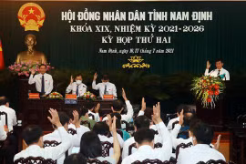 Các đại biểu HĐND tỉnh Nam Định biểu quyết thông qua các Nghị quyết về phát triển kinh tế - xã hội tại kỳ họp thứ 2, HĐND tỉnh Nam Định khóa XIX, nhiệm kỳ 2021-2026. (Ảnh: Văn Đạt/TTXVN)